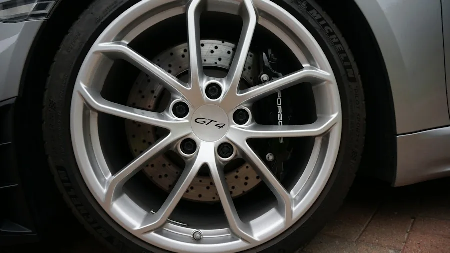 Detalhe de uma roda e do sistema de freios de um carro