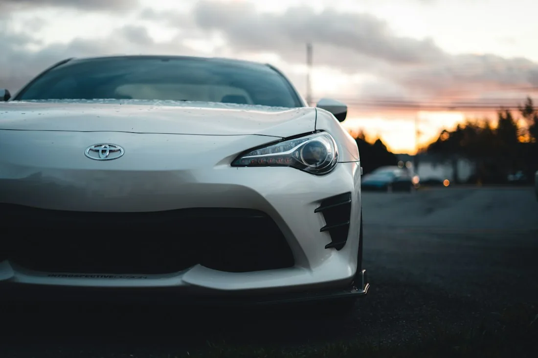 Detalhes da dianteira e dos faróis de um carro branco