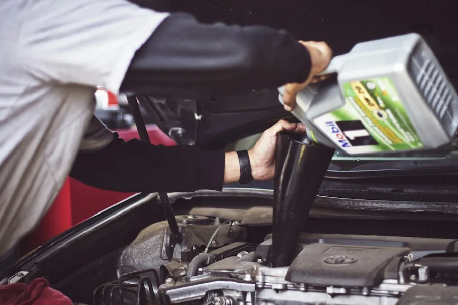 Profissional realizando manutenção no motor de um carro