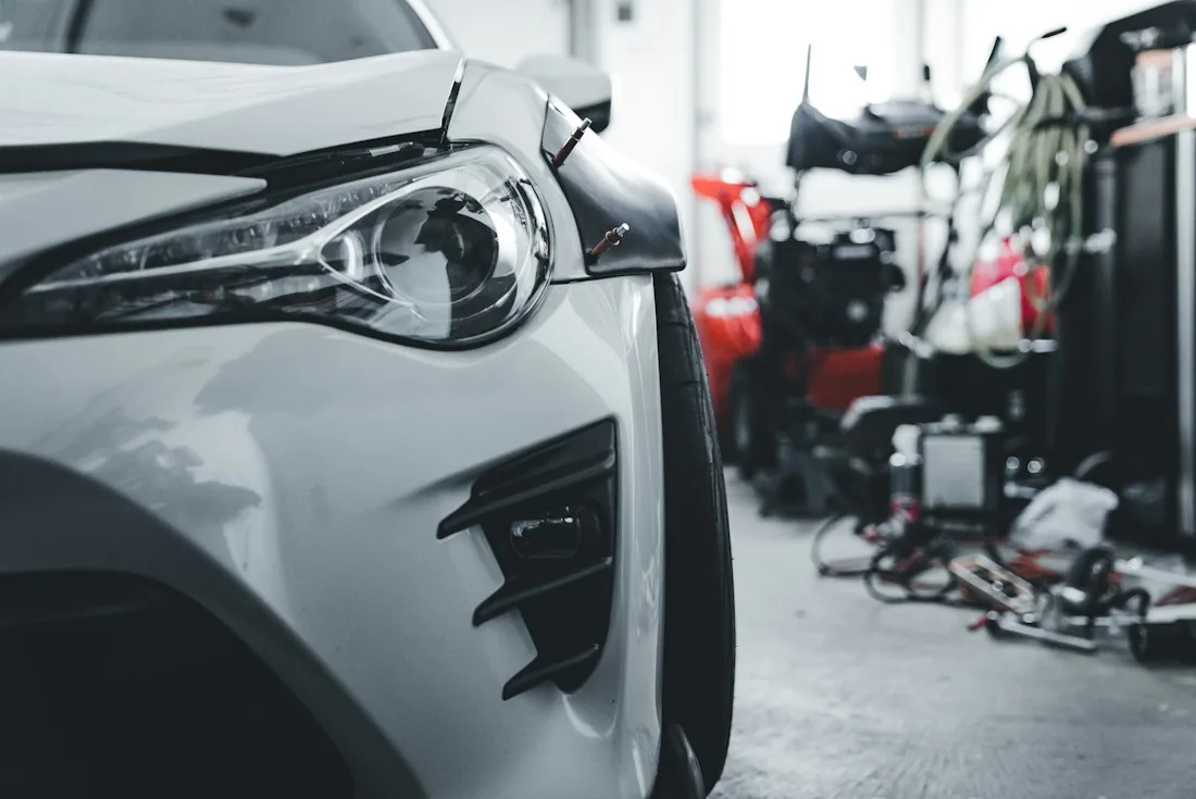 Carro em um ambiente de oficina, imagem ilustrativa de manutenção automotiva
